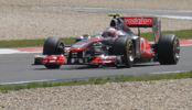 Jensen Button kører i denne formel 1 bil. Han er fra England